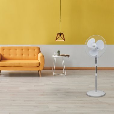 BLACK+DECKER™ 18-In. 3-Speed Oscillating Stand Fan with Remote, BFSR18 (White)